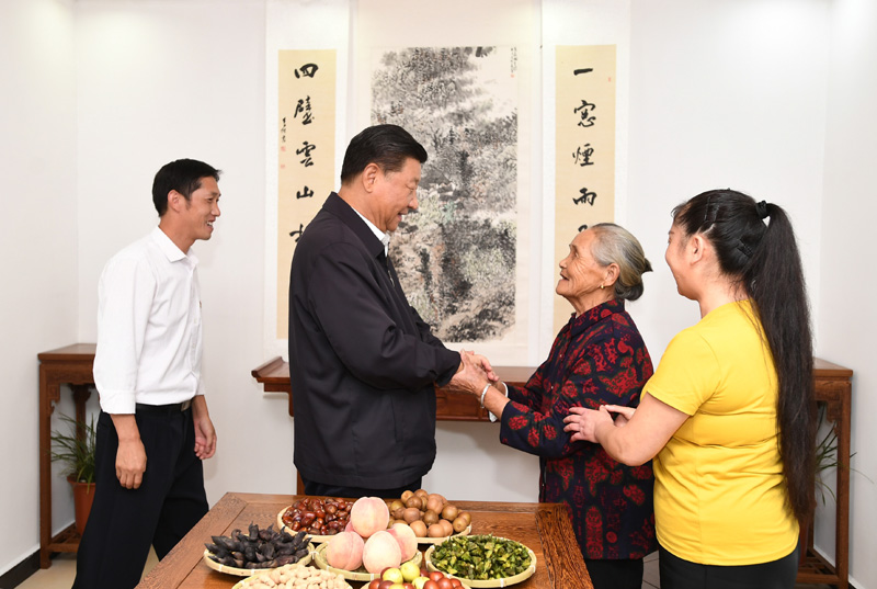 　　9月16日至18日，中共中央總書記、國家主席、中央軍委主席習(xí)近平在河南考察。這是16日下午，習(xí)近平在信陽市新縣田鋪鄉(xiāng)田鋪大塆“老家寒舍”民宿店，同店主一家親切交談。 新華社記者 謝環(huán)馳 攝