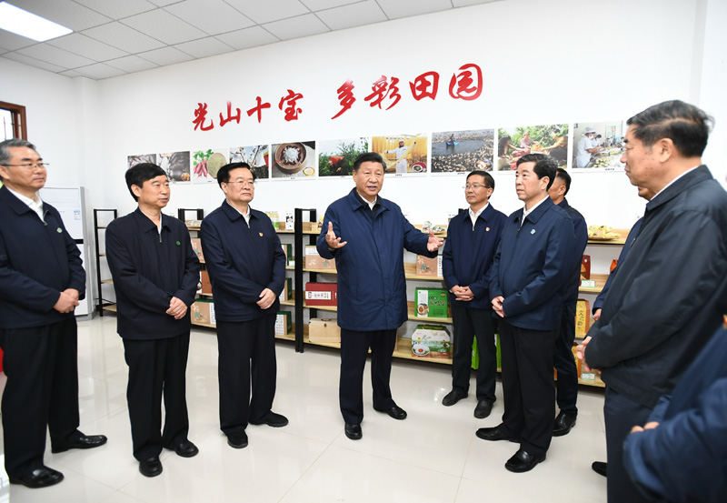 9月16日至18日，中共中央總書記、國家主席、中央軍委主席習(xí)近平在河南考察。這是17日上午，習(xí)近平在信陽市光山縣文殊鄉(xiāng)東岳村文化接待中心，了解光山縣脫貧工作和中辦在光山縣扶貧工作情況。新華社記者 謝環(huán)馳 攝