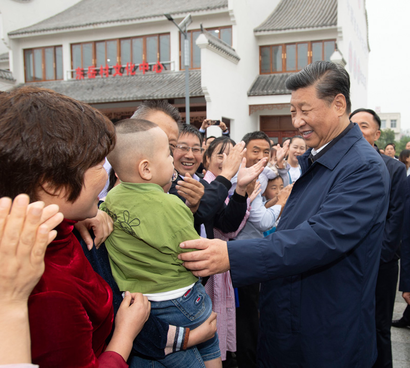 9月16日至18日，中共中央總書記、國家主席、中央軍委主席習(xí)近平在河南考察。這是17日上午，習(xí)近平在信陽市光山縣文殊鄉(xiāng)東岳村同鄉(xiāng)親們親切交流，祝愿鄉(xiāng)親們生活芝麻開花節(jié)節(jié)高。新華社記者 謝環(huán)馳 攝