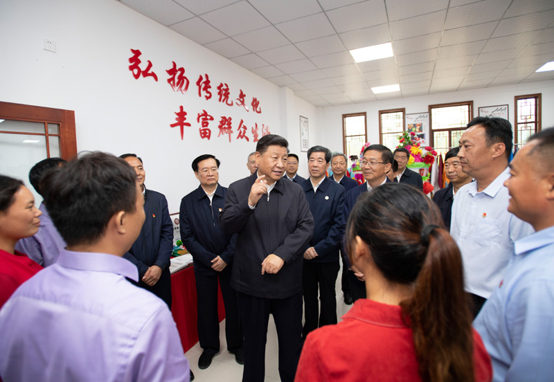 9月16日至18日，中共中央總書記、國家主席、中央軍委主席習(xí)近平在河南考察。這是17日上午，習(xí)近平在信陽市光山縣文殊鄉(xiāng)東岳村文化接待中心，同當(dāng)?shù)孛撠氈赂粠ь^人親切交流，勉勵他們帶動更多鄉(xiāng)親們致富。新華社記者 謝環(huán)馳 攝
