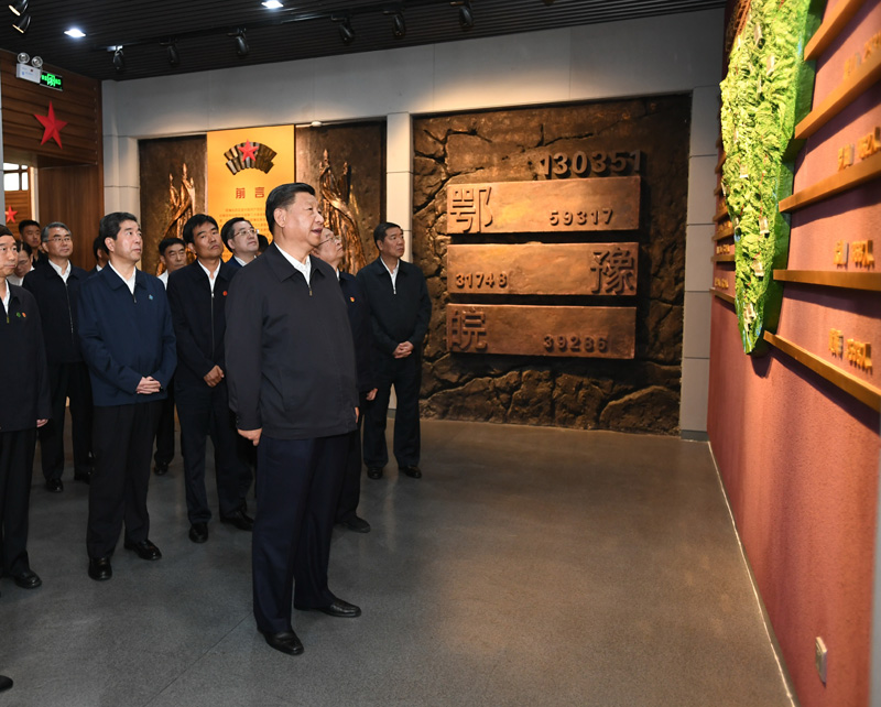 9月16日至18日，中共中央總書記、國家主席、中央軍委主席習(xí)近平在河南考察。這是16日下午，習(xí)近平來到位于信陽市新縣的鄂豫皖蘇區(qū)首府烈士陵園，瞻仰革命烈士紀(jì)念堂。 新華社記者 謝環(huán)馳 攝