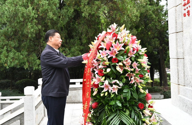 　　9月16日至18日，中共中央總書記、國家主席、中央軍委主席習(xí)近平在河南考察。這是16日下午，習(xí)近平來到位于信陽市新縣的鄂豫皖蘇區(qū)首府烈士陵園，瞻仰革命烈士紀(jì)念碑，向革命先烈敬獻(xiàn)花籃。 新華社記者 謝環(huán)馳 攝