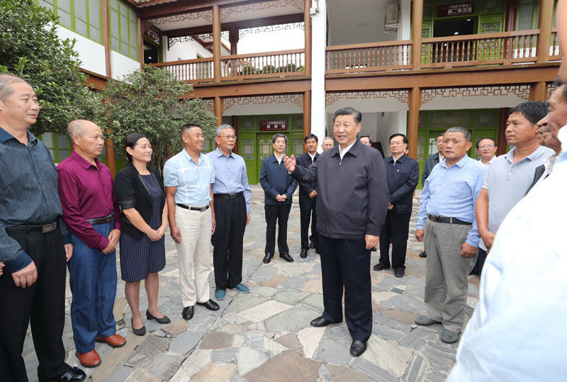 　　9月16日至18日，中共中央總書記、國家主席、中央軍委主席習(xí)近平在河南考察。這是16日下午，習(xí)近平在位于信陽市新縣的鄂豫皖蘇區(qū)首府革命博物館，同當(dāng)?shù)丶t軍后代、革命烈士家屬代表親切交談。 新華社記者 鞠鵬 攝