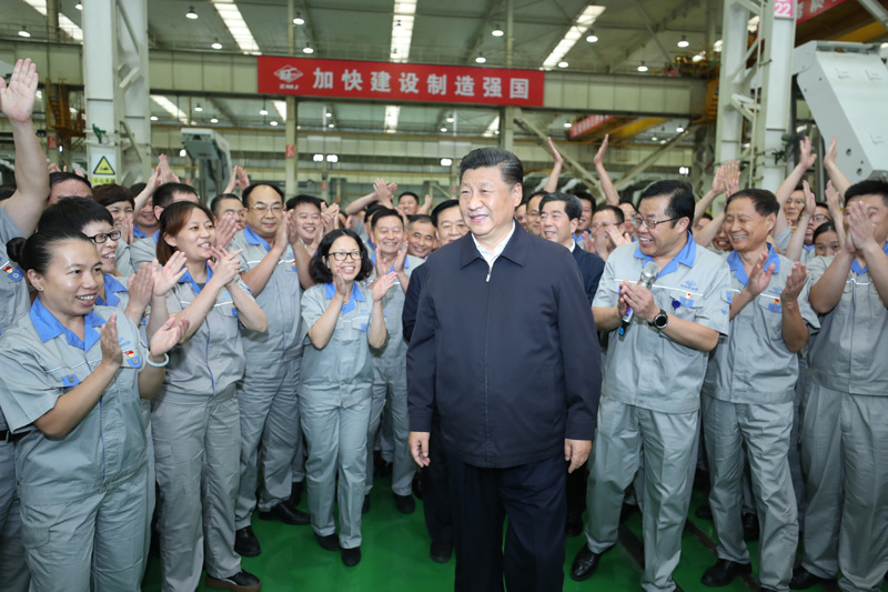 9月16日至18日，中共中央總書記、國家主席、中央軍委主席習(xí)近平在河南考察。這是17日下午，習(xí)近平在鄭州煤礦機械集團(tuán)股份有限公司總裝車間同工人們親切交流，鼓勵他們加強自主創(chuàng)新，爭創(chuàng)發(fā)展戰(zhàn)略優(yōu)勢。新華社記者 鞠鵬 攝