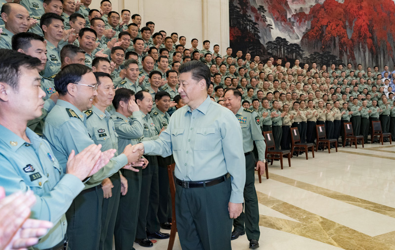 9月16日至18日，中共中央總書記、國家主席、中央軍委主席習(xí)近平在河南考察。這是18日上午，習(xí)近平在鄭州親切接見駐河南部隊副師職以上領(lǐng)導(dǎo)干部和團(tuán)級單位主官，代表黨中央和中央軍委向駐河南部隊全體官兵致以誠摯問候。新華社記者 李剛 攝