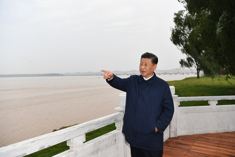 9月16日至18日，中共中央總書記、國家主席、中央軍委主席習(xí)近平在河南考察。這是17日下午，習(xí)近平在鄭州黃河國家地質(zhì)公園，眺望黃河鄭州段。新華社記者 謝環(huán)馳 攝
