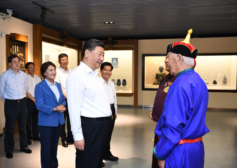 7月15日至16日，中共中央總書記、國(guó)家主席、中央軍委主席習(xí)近平在內(nèi)蒙古考察并指導(dǎo)開展“不忘初心、牢記使命”主題教育。這是15日上午，習(xí)近平在赤峰博物館同古典民族史詩(shī)《格薩（斯）爾》非物質(zhì)文化遺產(chǎn)傳承人親切交談。