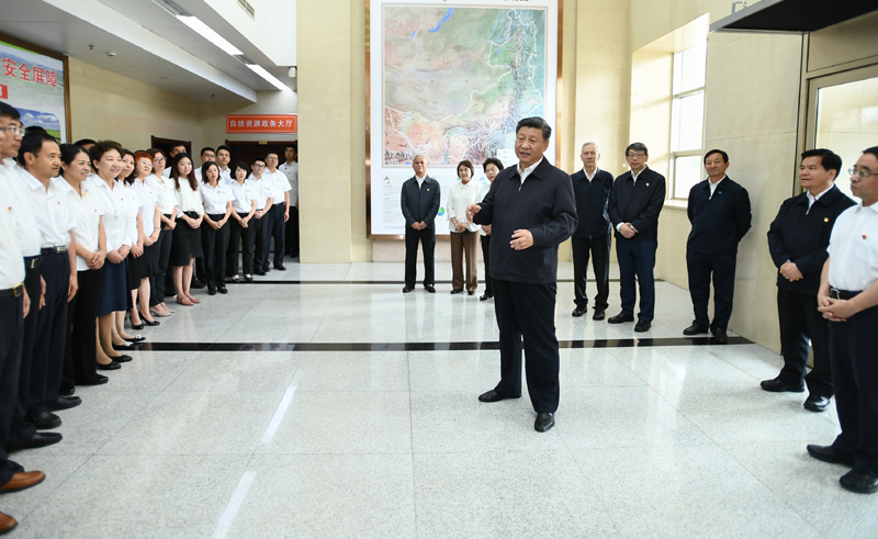 7月15日至16日，中共中央總書記、國(guó)家主席、中央軍委主席習(xí)近平在內(nèi)蒙古考察并指導(dǎo)開展“不忘初心、牢記使命”主題教育。這是16日上午，習(xí)近平到內(nèi)蒙古自治區(qū)自然資源廳，實(shí)地調(diào)研指導(dǎo)開展“不忘初心、牢記使命”主題教育。