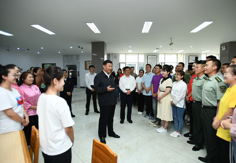 7月15日至16日，中共中央總書記、國(guó)家主席、中央軍委主席習(xí)近平在內(nèi)蒙古考察并指導(dǎo)開展“不忘初心、牢記使命”主題教育。這是16日上午，習(xí)近平在內(nèi)蒙古大學(xué)圖書館同學(xué)生們親切交談，勉勵(lì)他們志存高遠(yuǎn)、腳踏實(shí)地、發(fā)奮圖強(qiáng)。