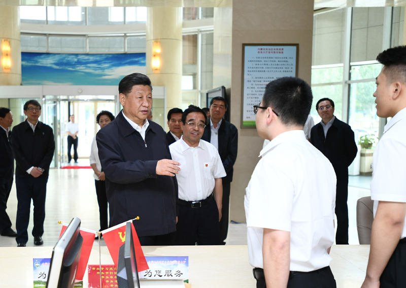 7月15日至16日，中共中央總書記、國(guó)家主席、中央軍委主席習(xí)近平在內(nèi)蒙古考察并指導(dǎo)開展“不忘初心、牢記使命”主題教育。這是16日上午，習(xí)近平在內(nèi)蒙古自治區(qū)自然資源廳自然資源政務(wù)大廳同工作人員交談，了解開展主題教育和落實(shí)便捷高效政務(wù)服務(wù)等情況。