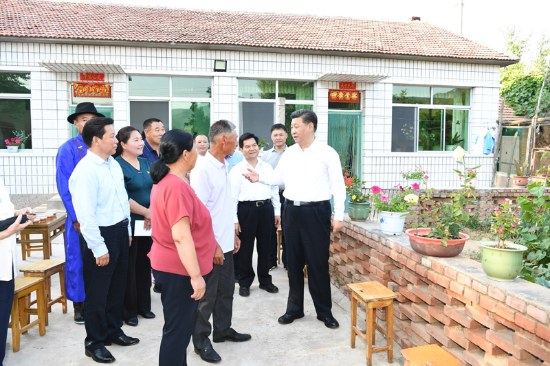 7月15日至16日，中共中央總書記、國(guó)家主席、中央軍委主席習(xí)近平在內(nèi)蒙古考察并指導(dǎo)開展“不忘初心、牢記使命”主題教育。這是15日下午，習(xí)近平在赤峰市喀喇沁旗河南街道馬鞍山村村民張國(guó)利家，同基層干部群眾代表親切交流。