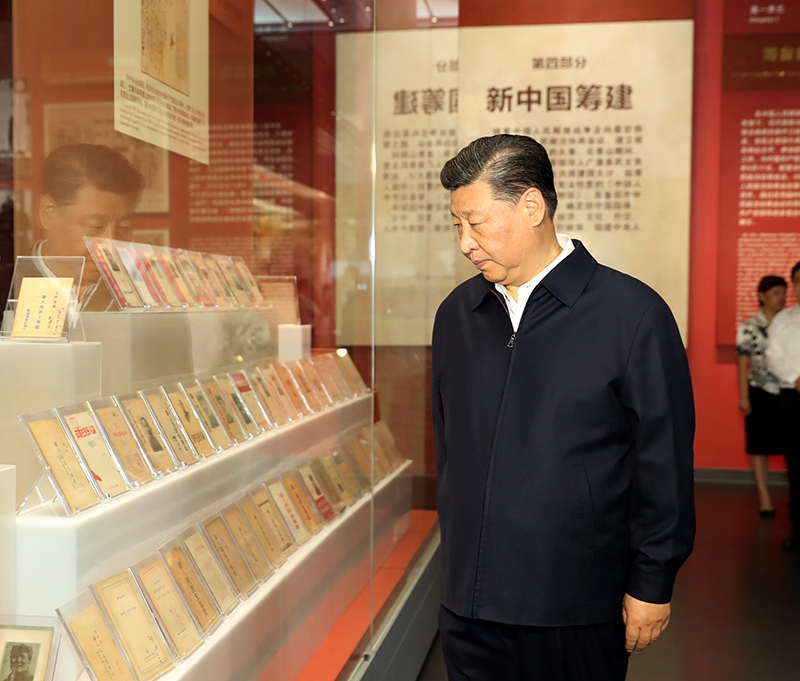 9月12日，中共中央總書記、國家主席、中央軍委主席習近平視察中共中央北京香山革命紀念地。這是習近平在香山革命紀念館參觀《為新中國奠基》主題展覽。
