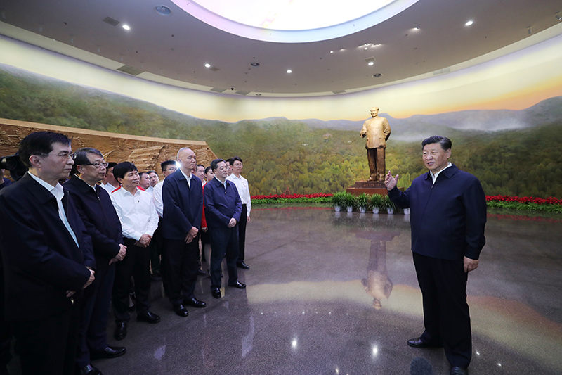 9月12日，中共中央總書記、國家主席、中央軍委主席習近平視察中共中央北京香山革命紀念地。這是習近平在香山革命紀念館參觀《為新中國奠基》主題展覽，并發(fā)表重要講話。