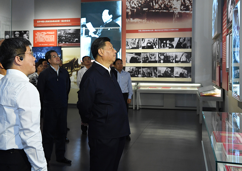 9月12日，中共中央總書記、國家主席、中央軍委主席習近平視察中共中央北京香山革命紀念地。這是習近平在香山革命紀念館參觀《為新中國奠基》主題展覽。