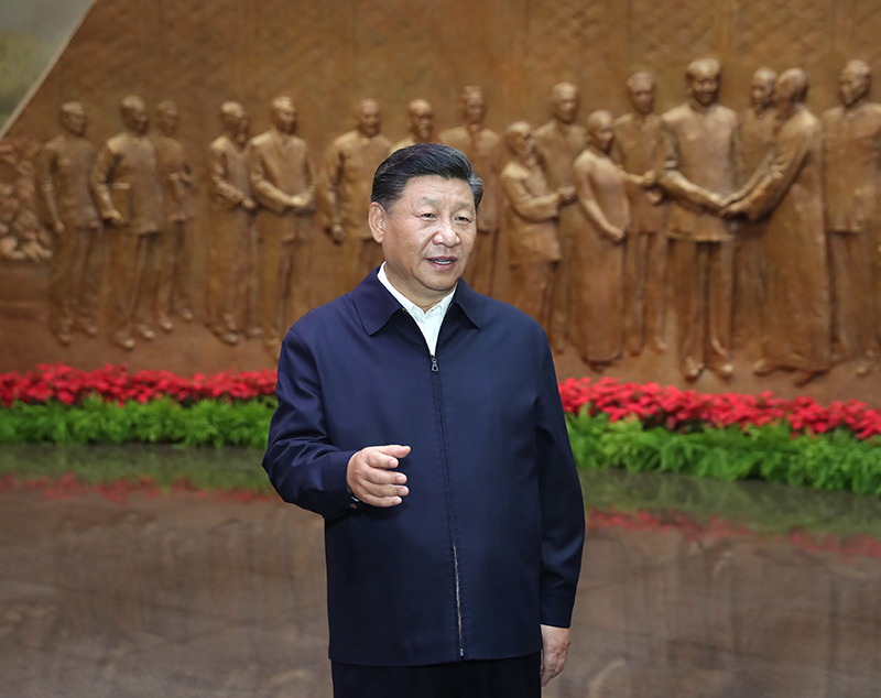 9月12日，中共中央總書記、國家主席、中央軍委主席習近平視察中共中央北京香山革命紀念地。這是習近平在香山革命紀念館參觀《為新中國奠基》主題展覽，并發(fā)表重要講話。