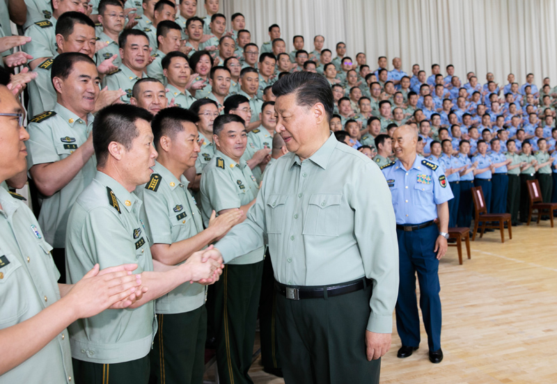 8月22日，中共中央總書記、國家主席、中央軍委主席習近平到空軍某基地視察。這是習近平親切接見駐甘肅部隊副師職以上領(lǐng)導干部和團級單位主官。