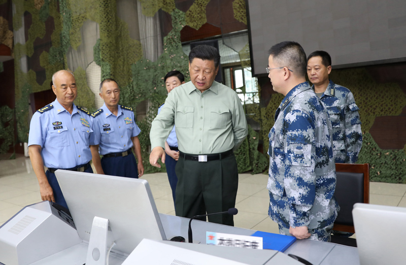 8月22日，中共中央總書記、國家主席、中央軍委主席習近平到空軍某基地視察。這是習近平察看基地作戰(zhàn)指揮中心，了解戰(zhàn)備值班和訓練情況。