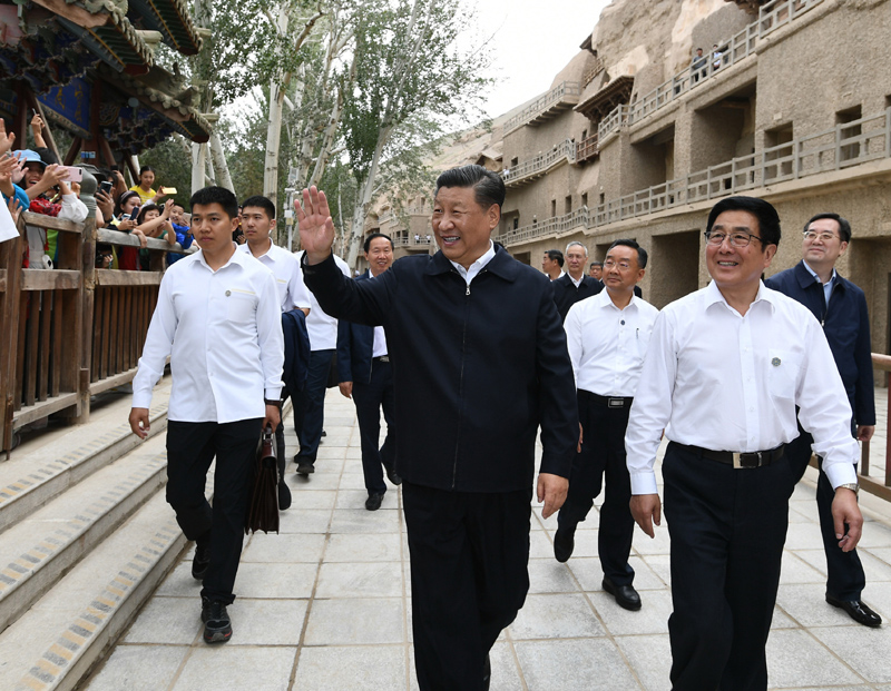 8月19日至22日，中共中央總書記、國家主席、中央軍委主席習近平在甘肅考察。這是19日下午，習近平在敦煌莫高窟考察調(diào)研時，向正在參觀的游客親切招手致意。