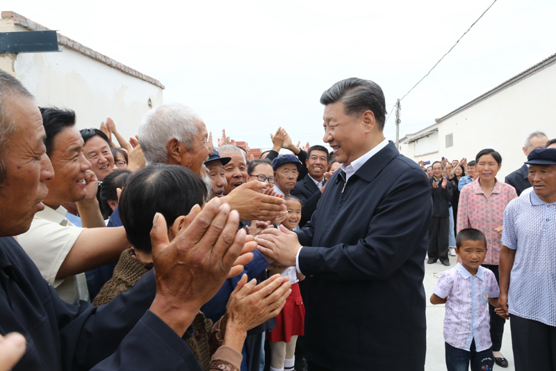 8月19日至22日，中共中央總書記、國家主席、中央軍委主席習近平在甘肅考察。這是21日上午，習近平在武威市古浪縣黃花灘生態(tài)移民區(qū)富民新村同村民親切交談。