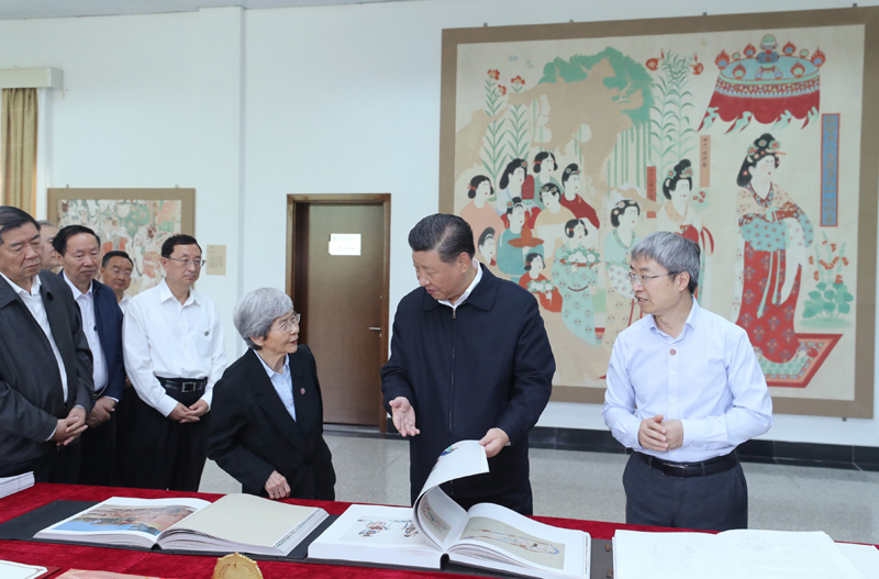 8月19日至22日，中共中央總書記、國家主席、中央軍委主席習近平在甘肅考察。這是19日下午，習近平在敦煌研究院察看珍藏文物和學術(shù)成果展示，了解文物保護和研究、弘揚優(yōu)秀歷史文化情況。