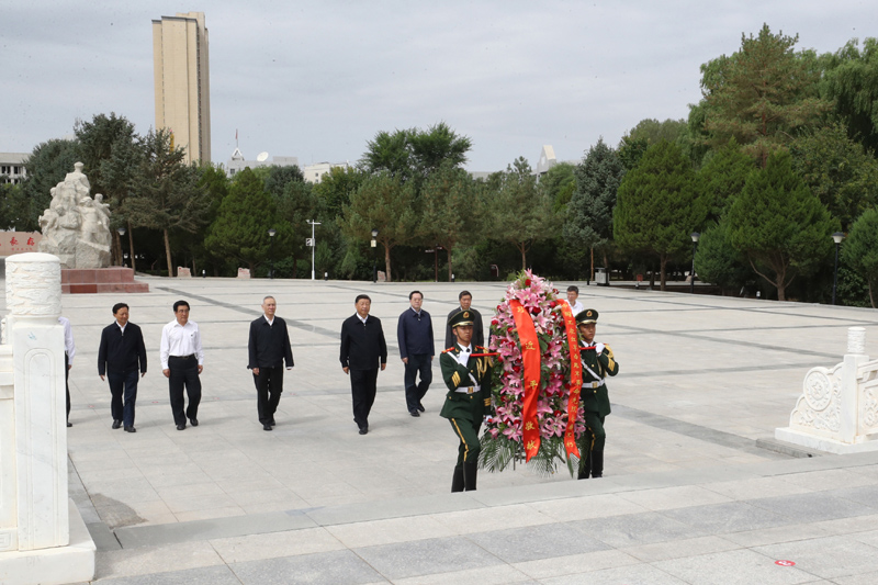 8月19日至22日，中共中央總書記、國家主席、中央軍委主席習近平在甘肅考察。這是20日上午，習近平來到張掖市高臺縣，瞻仰中國工農(nóng)紅軍西路軍紀念碑，向革命先烈敬獻花籃。