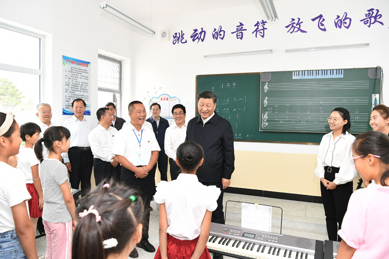 8月19日至22日，中共中央總書記、國家主席、中央軍委主席習近平在甘肅考察。這是21日上午，習近平在武威市古浪縣黃花灘生態(tài)移民區(qū)富民新村富民小學的音樂教室，認真觀看正在進行的音樂課教學。