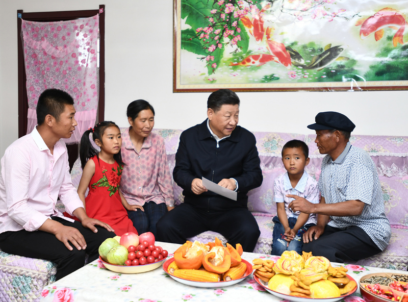 8月19日至22日，中共中央總書記、國家主席、中央軍委主席習近平在甘肅考察。這是21日上午，習近平在武威市古浪縣黃花灘生態(tài)移民區(qū)富民新村村民李應川家，同李應川一家拉家常。