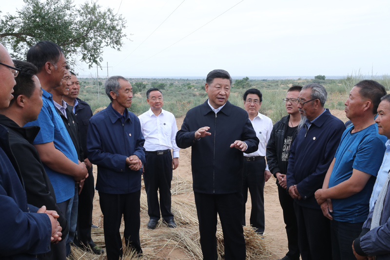 8月19日至22日，中共中央總書記、國家主席、中央軍委主席習近平在甘肅考察。這是21日上午，習近平在武威市古浪縣八步沙林場同“六老漢”代表及林場職工親切交談。