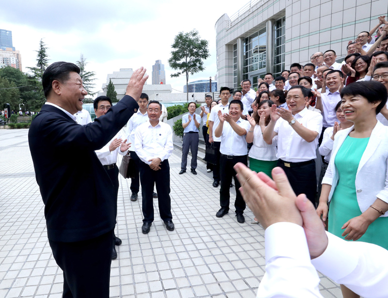 8月19日至22日，中共中央總書記、國家主席、中央軍委主席習近平在甘肅考察。這是21日下午，習近平在讀者出版集團有限公司同工作人員親切交談。