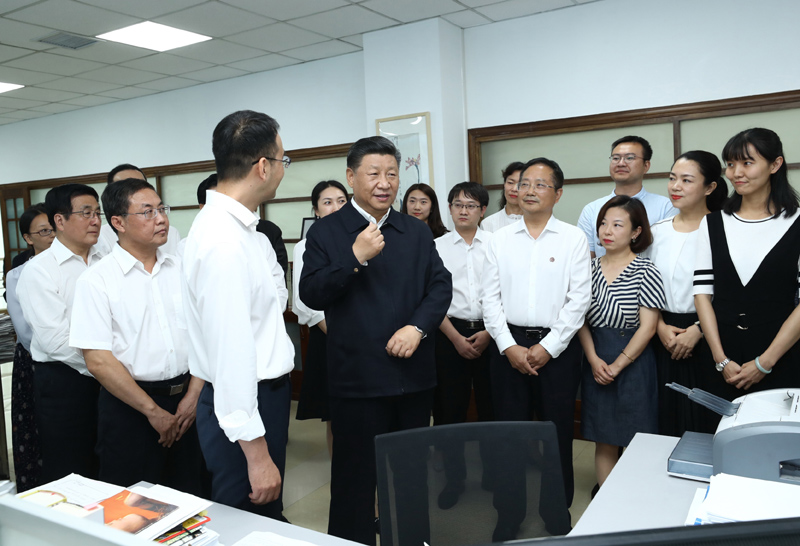 8月19日至22日，中共中央總書記、國家主席、中央軍委主席習近平在甘肅考察。這是21日下午，習近平在《讀者》編輯部同工作人員交流，勉勵他們?yōu)槿嗣裉峁└鄡?yōu)秀精神食糧。