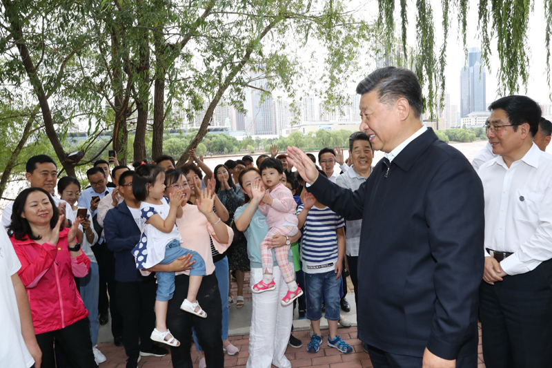 8月19日至22日，中共中央總書記、國家主席、中央軍委主席習近平在甘肅考察。這是21日下午，習近平在蘭州市黃河治理蘭鐵泵站項目點同正在休閑的群眾親切交談。