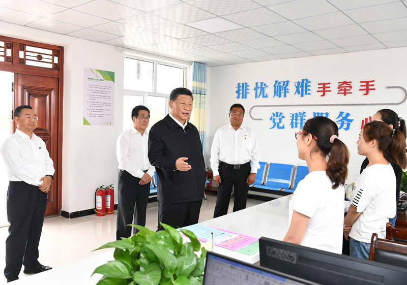 8月19日至22日，中共中央總書記、國家主席、中央軍委主席習近平在甘肅考察。這是21日上午，習近平在武威市古浪縣黃花灘生態(tài)移民區(qū)富民新村黨群服務中心考察。